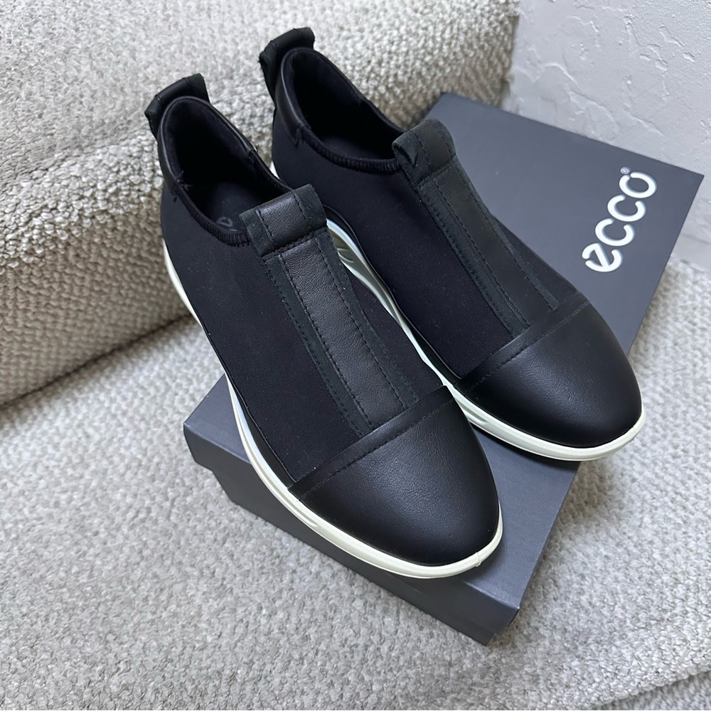 ECCO Women's Flexure Runner Slip-On Sneakers
Size 38 (US 7-7.5)